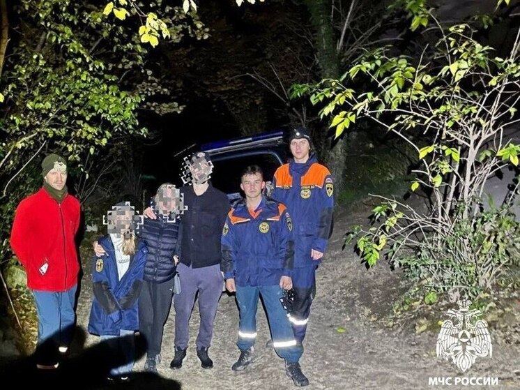 В горах Бахчисарайского района спасатели помогли заблудившимся туристам