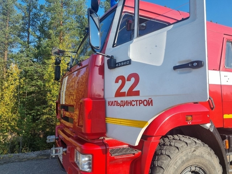 В Кольском районе легковой автомобиль столкнулся с грузовиком и съехал в кювет