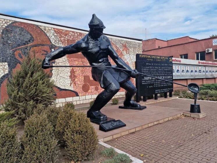 В Енакиево активисты «Единой России» благоустроили территорию памятника металлургам