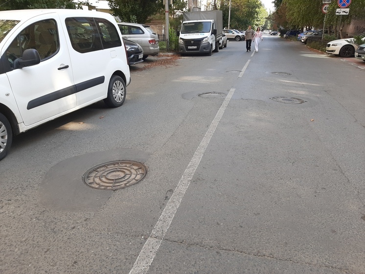 В центре Саратова городские службы три месяца не могут отремонтировать люк