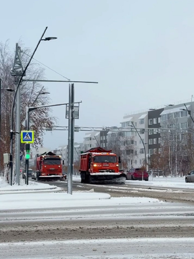 Первые снегопады вывели дорожников Ноябрьска на очистку улиц
