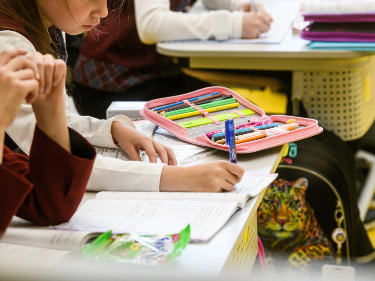 Челябинский педагог решил научить читать с помощью подзатыльников