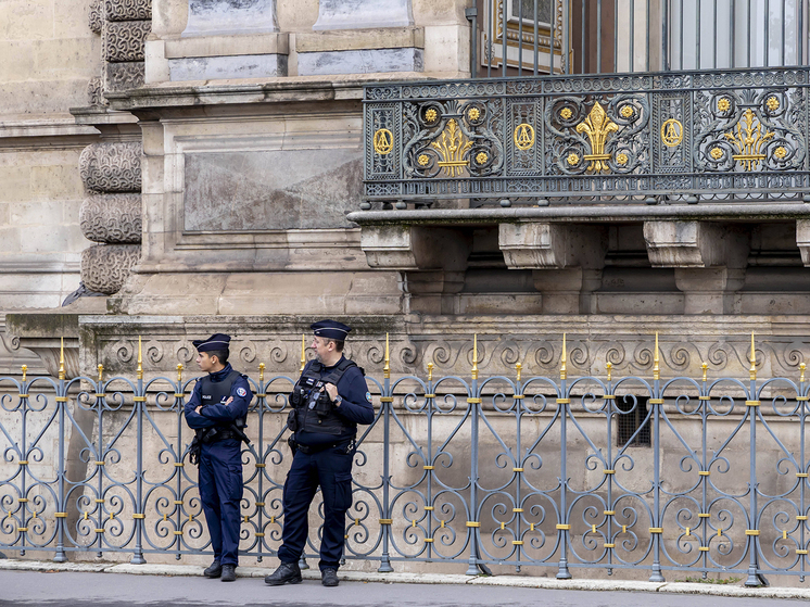 Во Франции продолжается скандал, связанный с громким ограблением Лувра