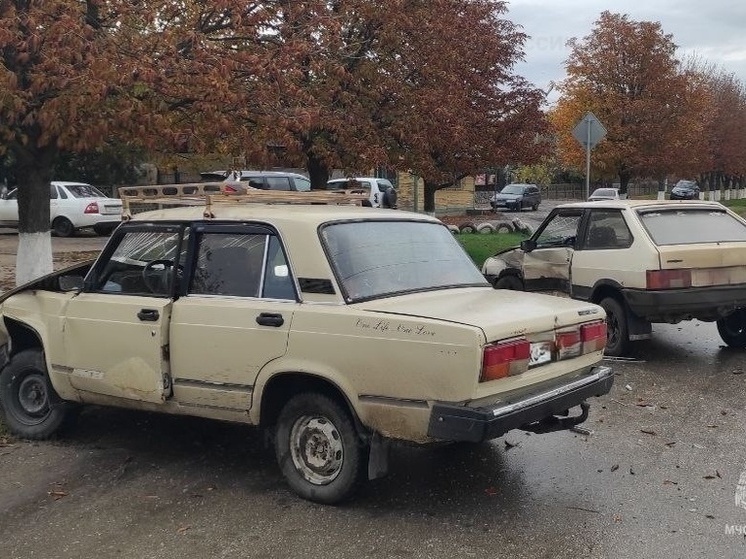В херсонском поселке Новотроицкое разбились два авто