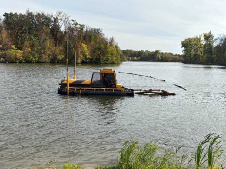 В Пролетарском Белгородской области продолжается очистка Железнодорожного пруда