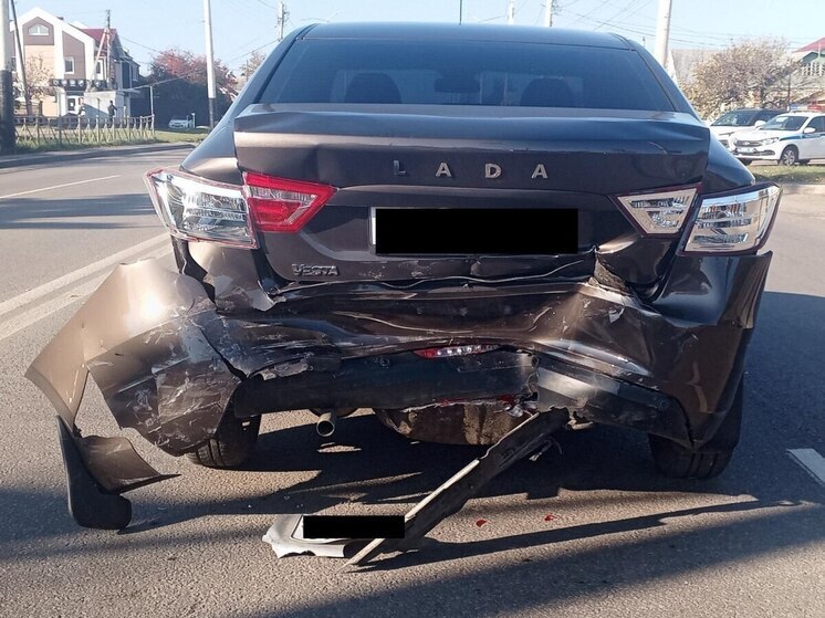 Не рассчитал дистанцию: в Тамбове «девятка» догнала Lada Vesta на светофоре
