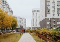 Октябрь продолжил тенденцию постепенного и медленного роста цен на первичном рынке жилья России. Несмотря на снижение ключевой ставки ЦБ и некоторое удешевление ипотеки, скачка стоимости недвижимости не произошло. Согласно анализу федерального портала «МИР КВАРТИР», охватившему 70 крупнейших городов, средний прирост цены за квадратный метр в октябре составил 0,6%. Этот показатель полностью совпадает с данными за октябрь прошлого года, что указывает на стабилизацию темпов роста.