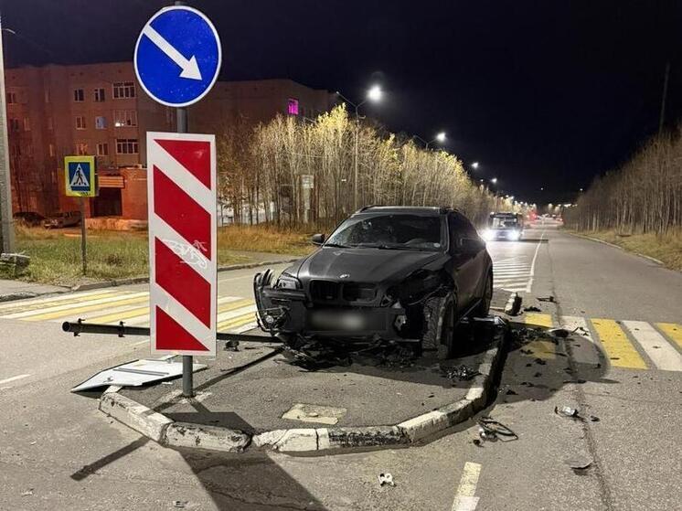 Водитель BMW в Апатитах наехал на островок безопасности и повредил дорожные знаки