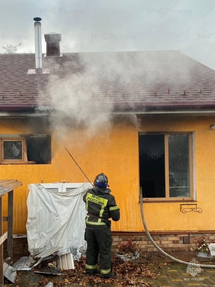 В центре Калуги 12 пожарных тушили дом