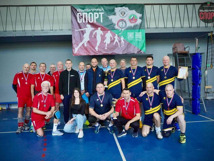 Волейбольные ветераны Мелитополя отметили 80-летие Победы на спортивной площадке