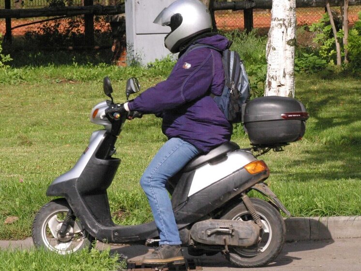 Отец избил водителя мопеда, который совершил наезд на его 5-летнюю дочь.