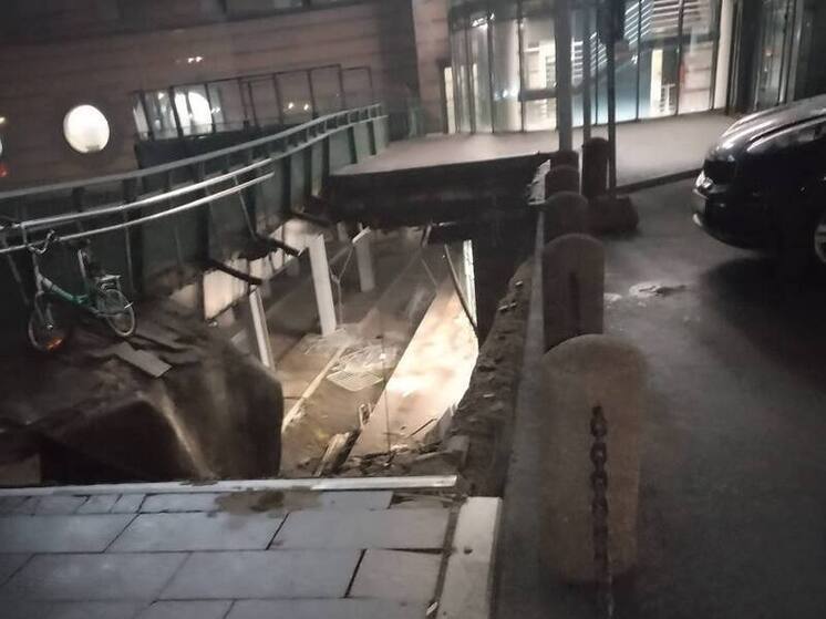 Парковку у Ладожского вокзала закроют с 24 октября из-за рухнувшей крыши