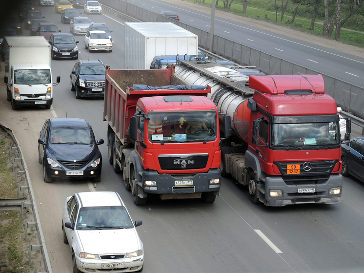 Грузовик сбил насмерть женщину на западе Москвы