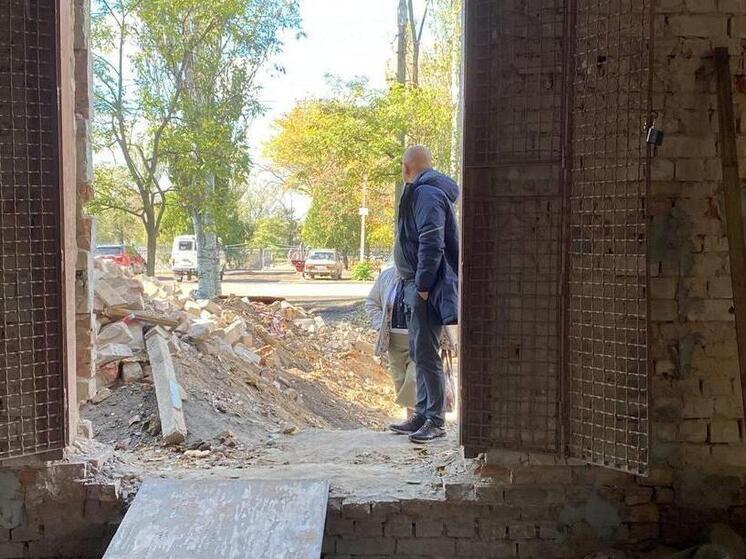 Томские кураторы проконтролировали ход реконструкции модельной библиотеки в Приазовском