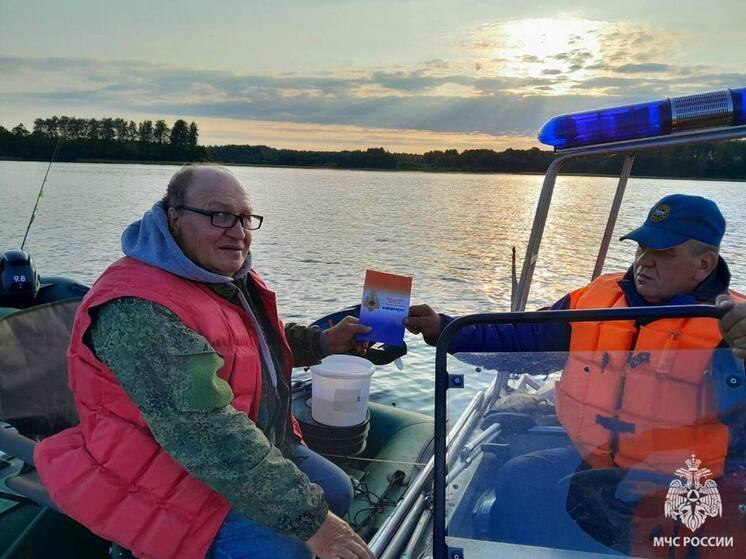 Новгородским рыбакам напомнили о необходимости надевать спасательные жилеты