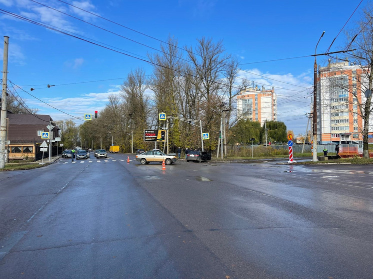 В Орле на Наугорском шоссе две легковушки не поделили перекресток