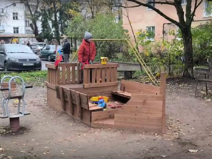В Великом Новгороде благоустроили двор на Стратилатовской улице