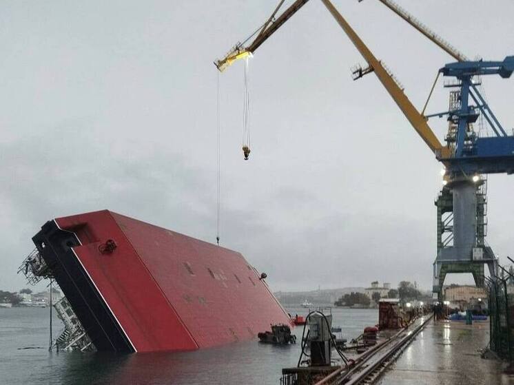 Семьи погибших при опрокидывании плавучего крана в Севастополе получат помощь