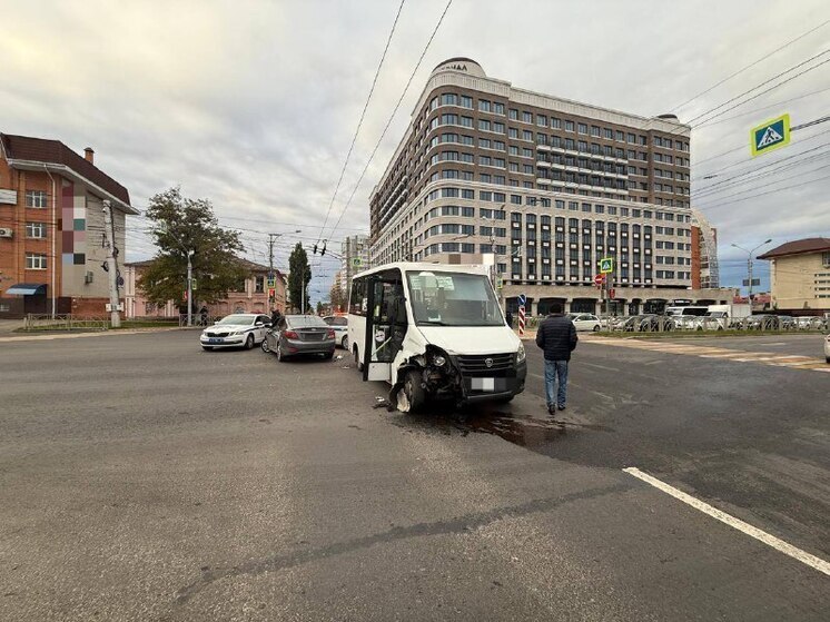 Пассажирка маршрутки пострадала в Ставрополе при столкновении «Газели» с иномаркой