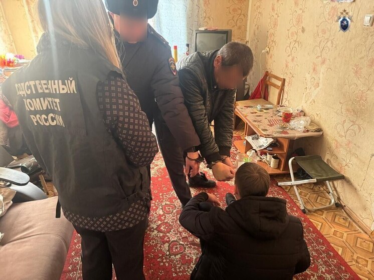 Житель Амурска до смерти избил знакомого из ревности