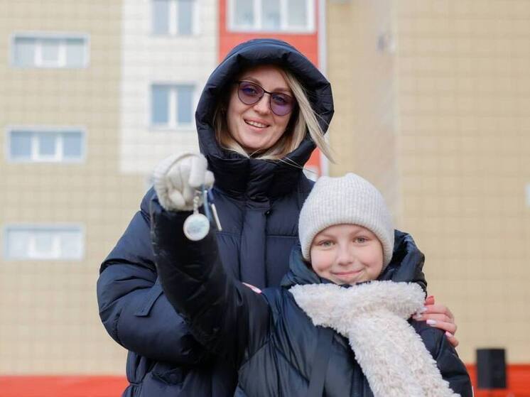 Очередные семьи в Лабытнанги получили квартиры для переезда из авариек