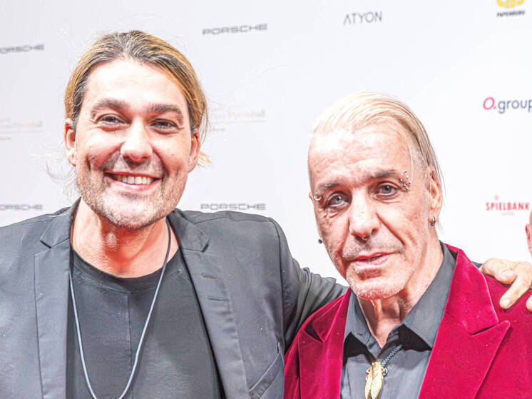 Cотни людей неожиданно вышли на протест против солиста Rammstein