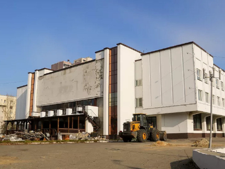 В Барнауле начали разбирать здание ночного клуба «Опера»
