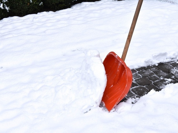 В Хабаровске коммунальщики начали уборку остановок и подходов