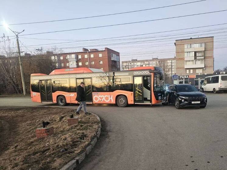 В Омске водитель «Хендая» врезался в автобус с пассажирами