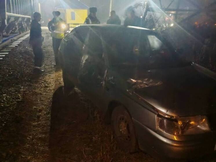 Поезд протаранил легковой автомобиль на переезде в Бийске — есть пострадавший