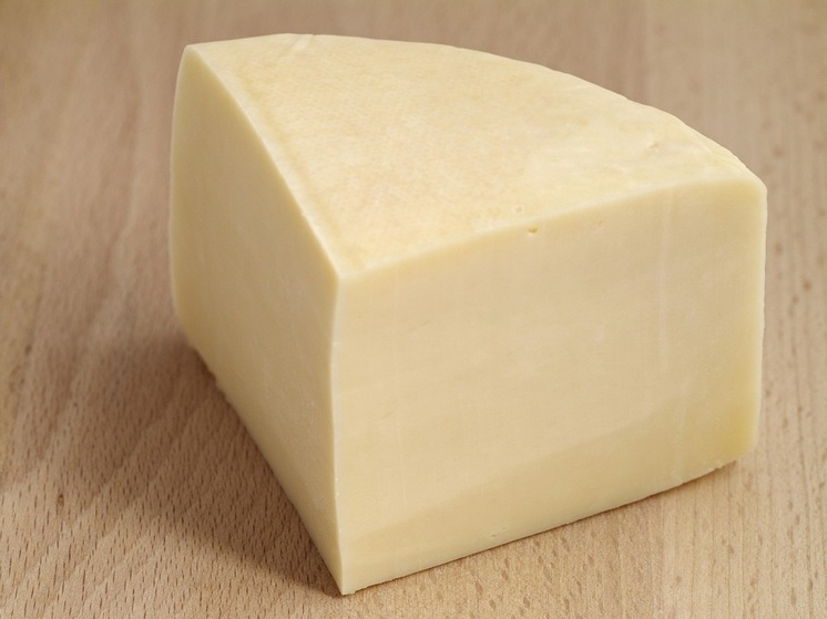 Эксперт Фоменко: после вскрытия сыр следует хранить в пергаменте или фольге