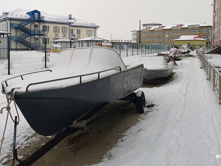 Жителей НАО попросили не выставлять лодки возле многоквартирных домов