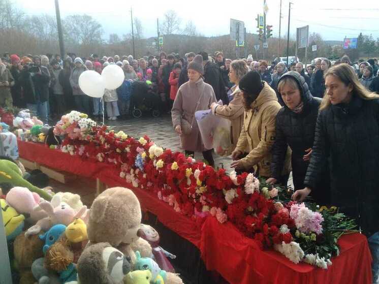 В Ревде на месте гибели двух девочек собрались сотни горожан