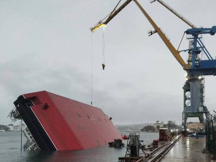 Опрокинувшийся в Севастополе плавучий кран не был введен в эксплуатацию