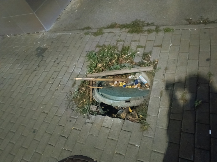 Жители Ростова жалуются на состояние люка в центре города