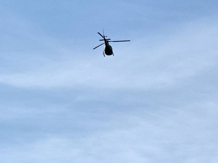 Вблизи камчатского поселка увидели вишневый вертолет, оставленный после крушения