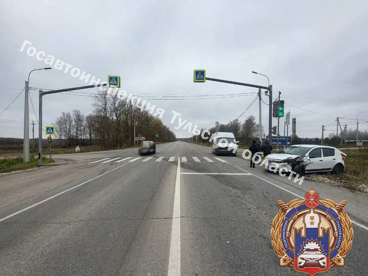 На трассе под Тулой после столкновения «Рено» и «Лады» пострадали двое