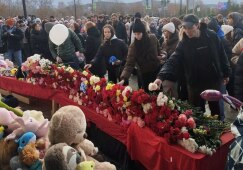 Ревдинцы несут цветы и игрушки к месту аварии, в которой погибли две девочки