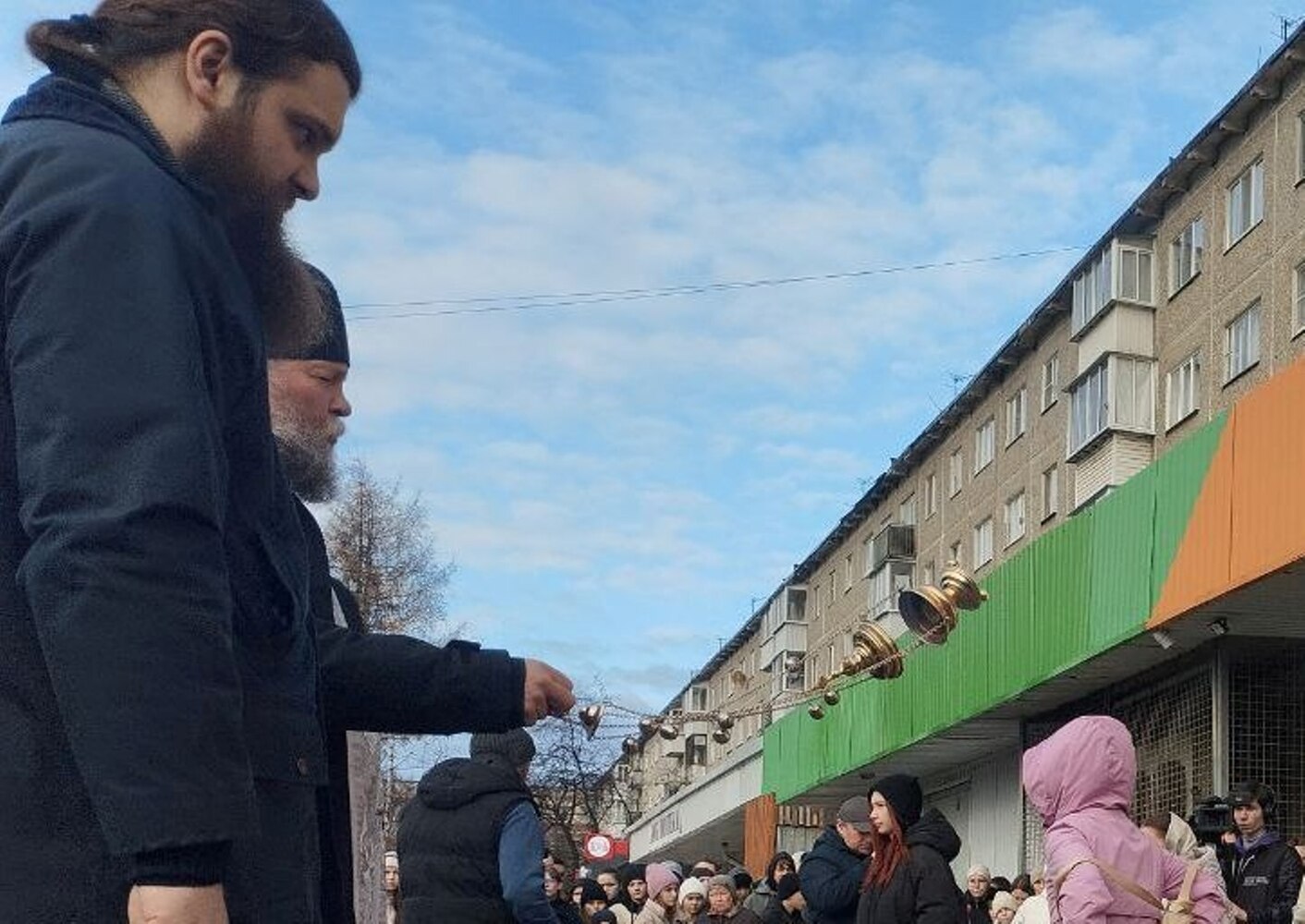 Ревдинцы несут цветы и игрушки к месту аварии, в которой погибли две девочки