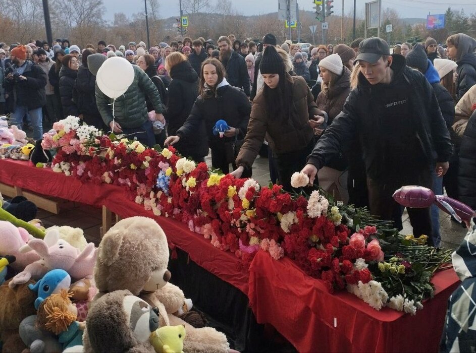 Ревдинцы несут цветы и игрушки к месту аварии, в которой погибли две девочки