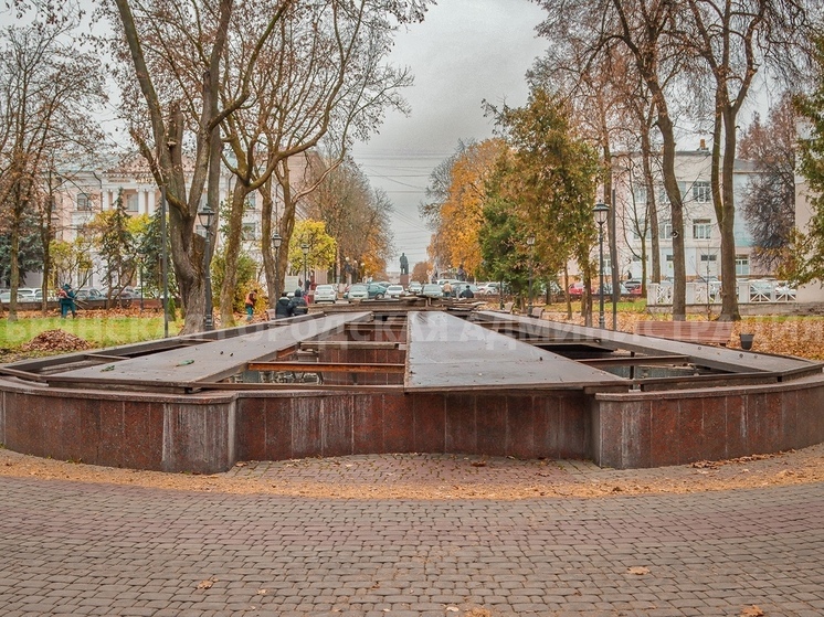 Фонтан в сквере Карла Маркса в Брянске готовят к новогодним праздникам