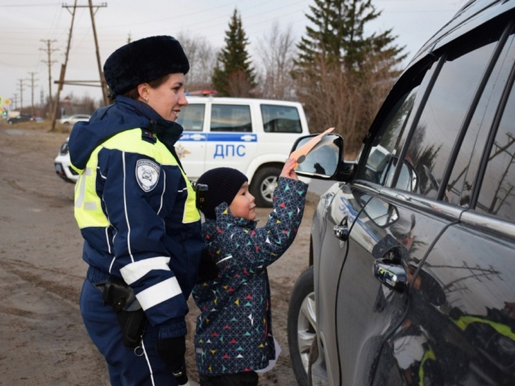 Дети в НАО вручили водителям красивые открытки