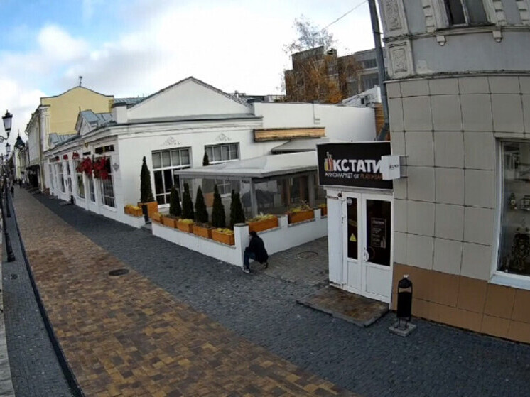 «Умные» камеры поймали тамбовского «Бэнкси»: вандал разрисовал Арбат средь бела дня