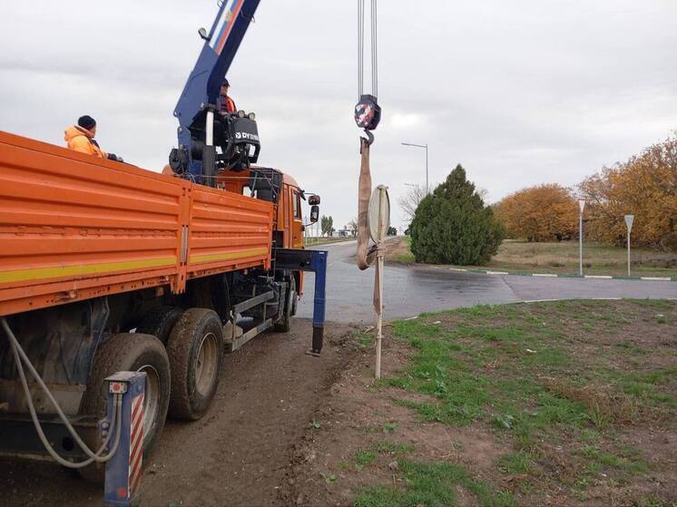 В Новотроицком округе Херсонской области заменили старые дорожные знаки