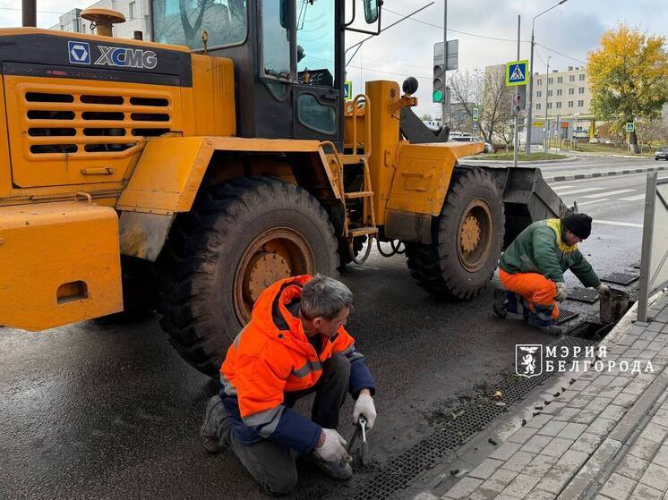 В Белгороде коммунальщики очищают ливневки для предотвращения подтоплений