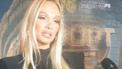 Неувядающая Виктория Лопырева показала бесконечные ноги