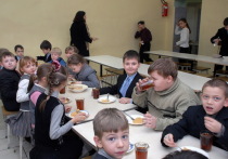 Голубцы, биточки, гуляш из говядины, рассольник «Ленинградский»: министерство образования Саратовской области утвердило примерное единое меню горячего питания для школьников и детсадовцев