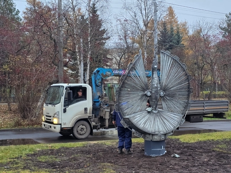 На набережной Архангельска устанавливают «Птицу счастья»