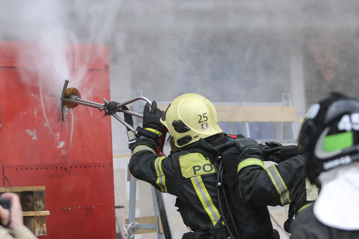 На юго-востоке Москвы горит административное здание