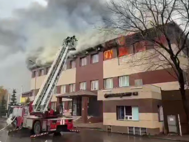 В Москве горит бизнес-центр